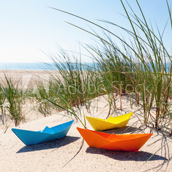 Papierschiffe am Strand
