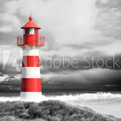 Leuchtturm an der Küste schwarz/weiß