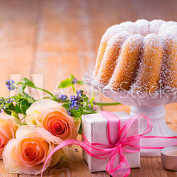 Kuchen, Blumen und Geschenk zum Muttertag