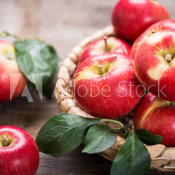 Frische Äpfel im Flechtkorb