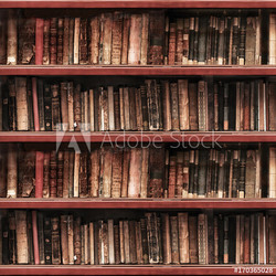Alte Bücher im Bücherregal