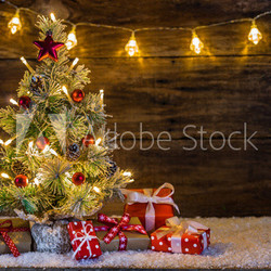 Weihnachtsbaum mit Schnee Lichter und Geschenke