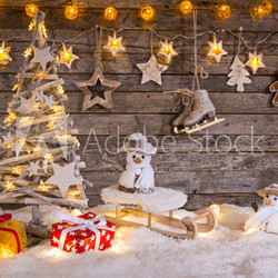 Weihnachtsdekoration auf Holzuntergrund