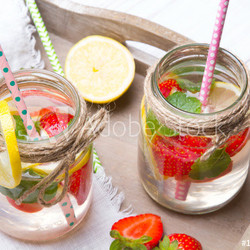 Erfrischungsgetränk m it Erdebeeren