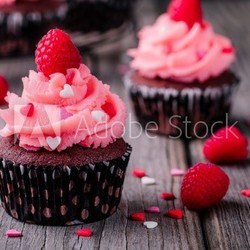 Schokoladenkuchen mit rosa Sahne