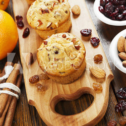 Orange Muffins mit Früchten