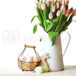 Osterdekoration mit Tulpen und Ostereiern