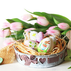 Osternest mit Tulpen und Ostereiern