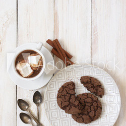 Heiße schokolade mit marshmallow