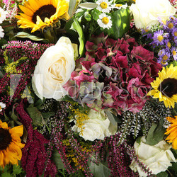 Trauer Buket, bunter Blumenhaufen close up