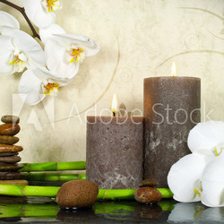 Orchidee weiß mit Bambus und Kerzen und Steinen