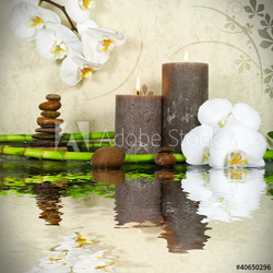 Orchidee weiß mit Bambus und Kerzen und Steinen