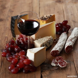Rotwein mit Käse und Salami