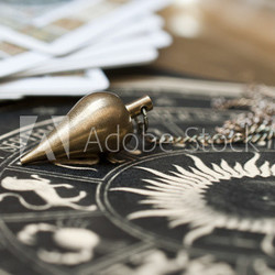 Pendel mit astrologischer Karte und Tarotkarten