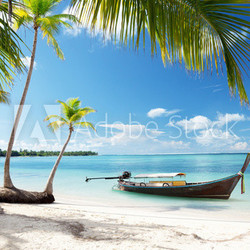 sea and boat