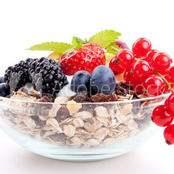 leckeres gesundes Frühstück mit cornflakes und früchten isoli