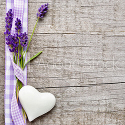 Lavendel und Herz mit Schleife