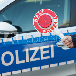 polizeikelle vor polizeiauto