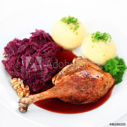 Gänsekeule mit Knödeln und Rotkohl auf weiss