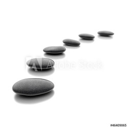 Zen Steine auf weißem Hintergrund