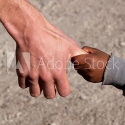 Armes Kind an Hand von Entwicklungshelfer