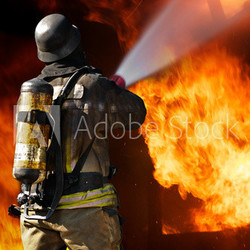 Feuerwehrmann im Löscheinsatz - Feuerwehr Brandbekämpfung