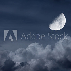 Nachthimmel mit Mond und Wolken