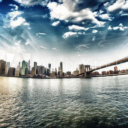 Spectacular view of Brooklyn Bridge from Brooklyn shore at winte