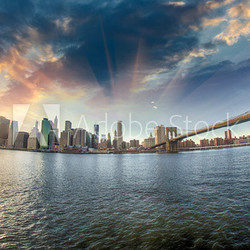 Spectacular view of Brooklyn Bridge from Brooklyn shore at winte