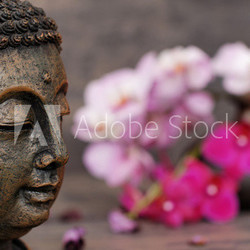 Buddha mit Orchideen