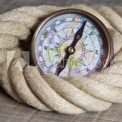 Maritime nautische Dekoration mit Tauwerk und Kompass