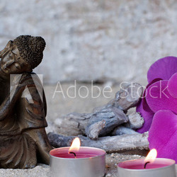 Buddha mit Teelichtern