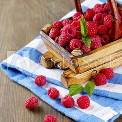Himbeeren im Holzkorb