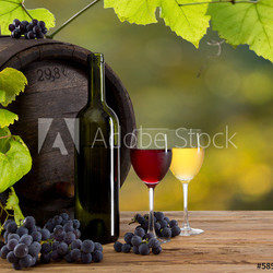 Wein Holzfass mit Weingläser