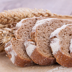 frisch gebackenes brot aufgeschnitten