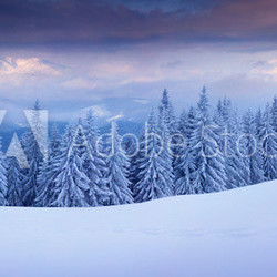 Wintersonnenaufgang in den Bergen