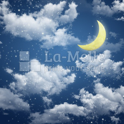 Halbmond mit Wolken und Sterne