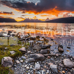 tramonto fiordo alle lofoten norvegia