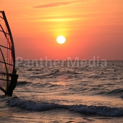 Surfer im Sonnenuntergang