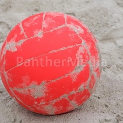 A red ball on de sand