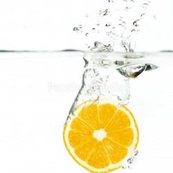 orange in Wasser