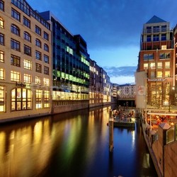 gasthof bleichenfleet abends stadthaus anleger city h2o fleet wasser lichter hamburg wirtshaus gasthaus altstadt