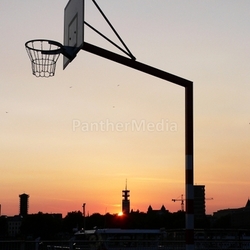 Streetball bei Sonnenuntergang