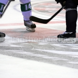 eishocheyspieler spielbeginn puck spielunterbrechnung bullypunkt anstossen mittelbully